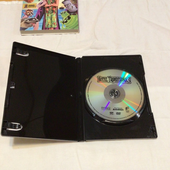 Hotel Transylvania 3 on DVD - Picture 3 of 4